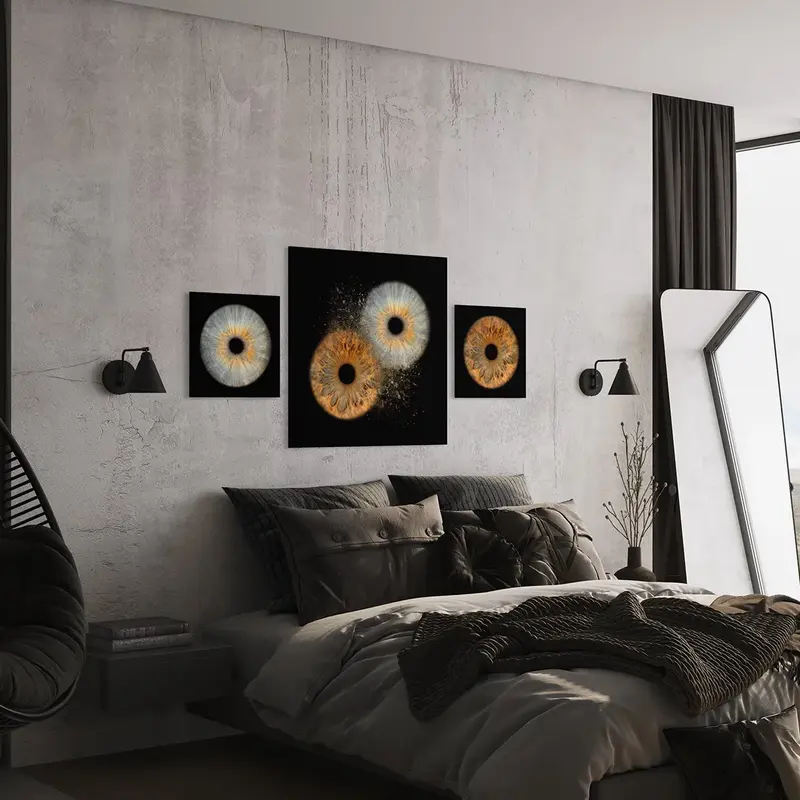 Iris Foto auf Acrylglas als Kombination mit Clash und je einer einzelnen Iris im modernen Schlafzimmer