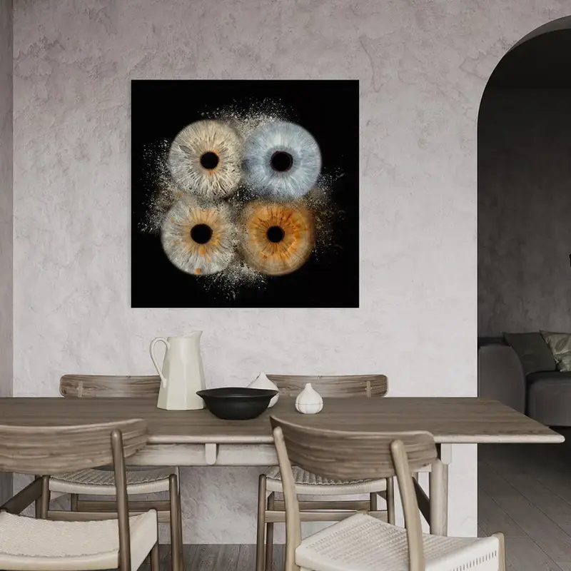 Vier Iriden als Clash auf Acryl in modernem Wohnzimmer