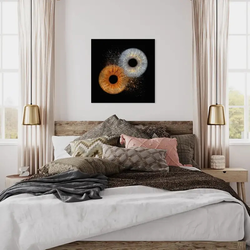 Iris Clash als Symbol der Zugehörigkeit oberhalb des Bettes im Schlafzimmer