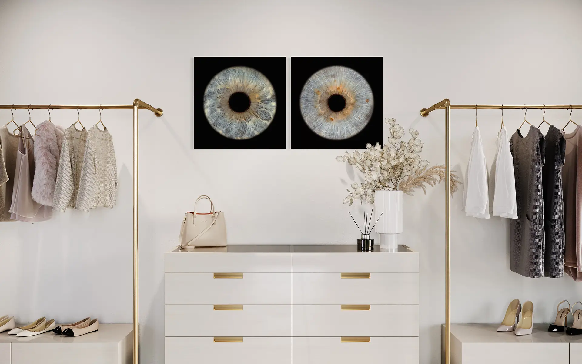 Zwei blaue Iris Wandbilder als Paar-Kunstwerk im Ankleidezimmer