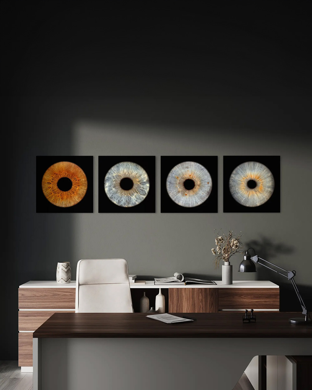 Vier einzelne Iris Wandbilder im modernen Büro