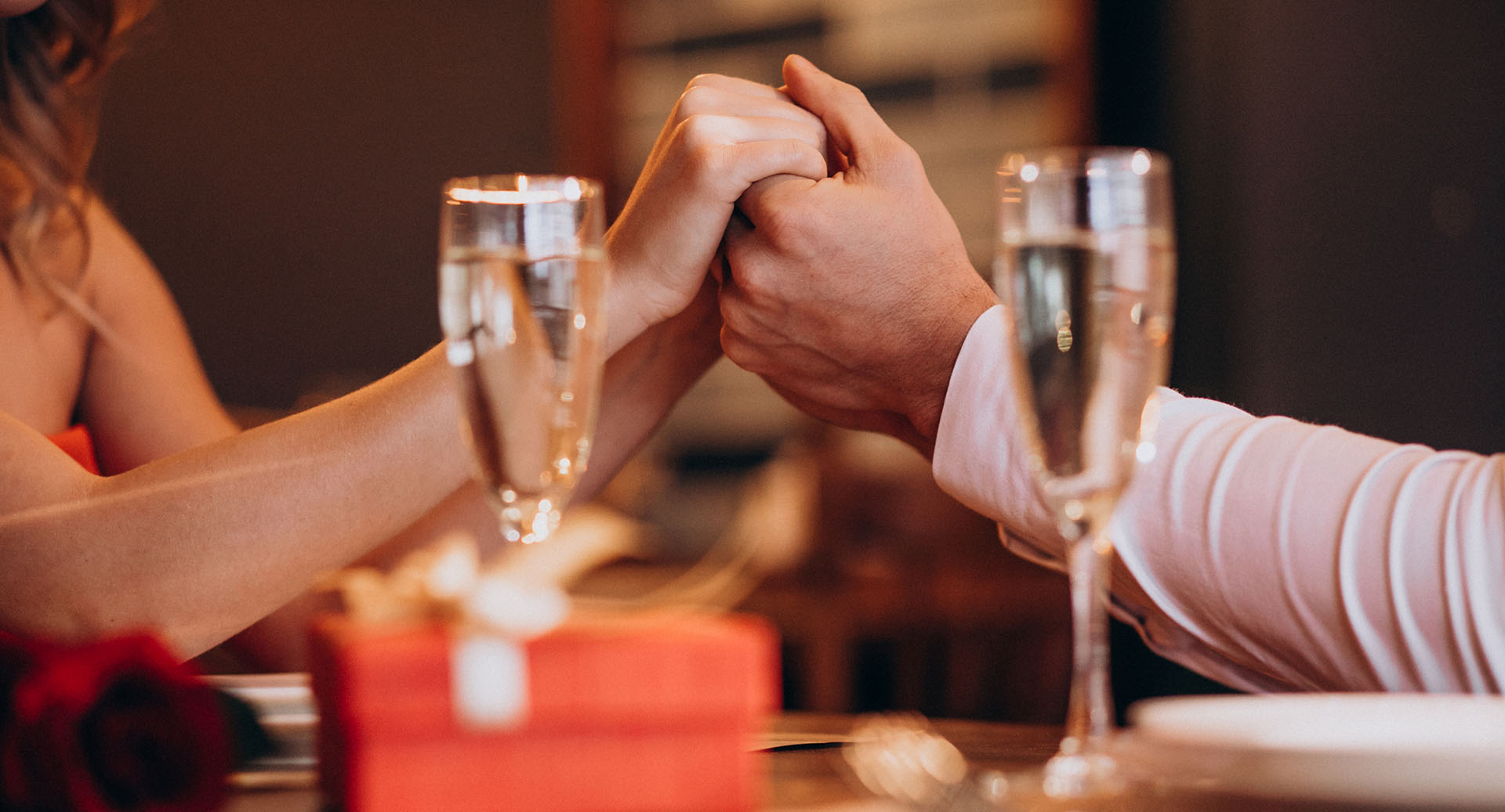 Paar beim romantischen Dinner – Iris Foto als perfektes Geschenk für Paare