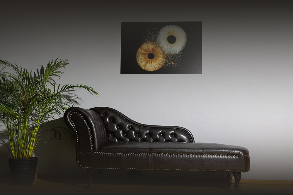 Iris Foto Studio Basel – Chaiselongue mit Iris Clash Wandbild