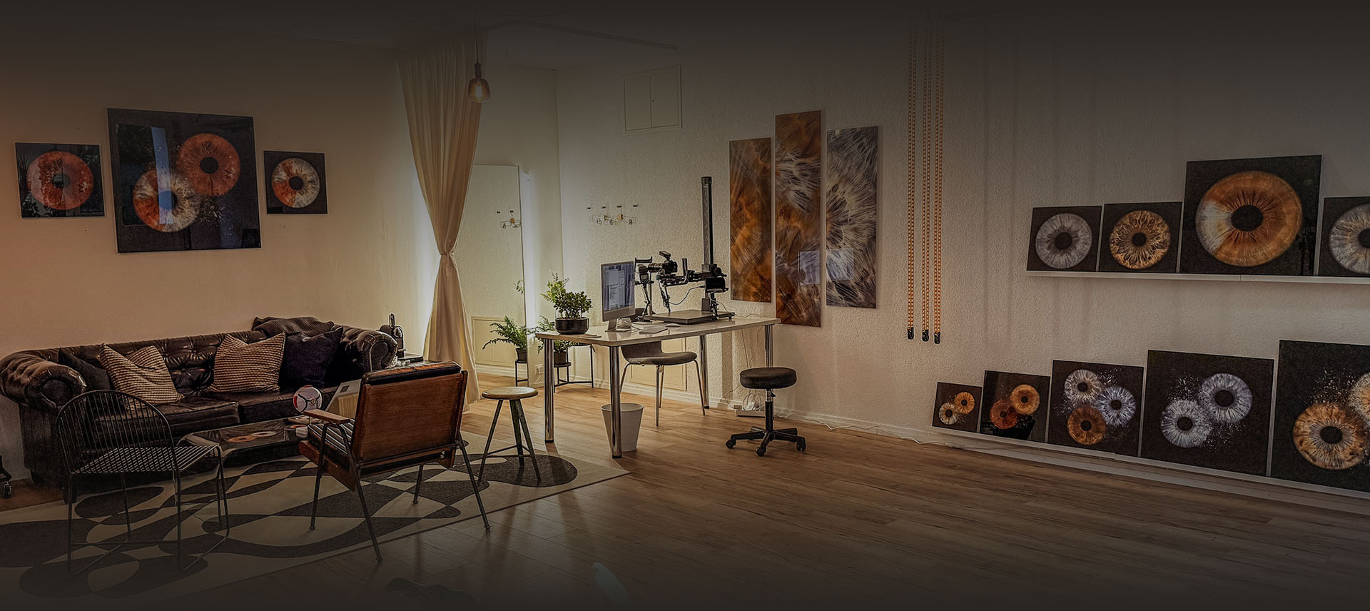 Iris Foto Studio Bern – Panorama mit Iris Wandbildern und Equipment
