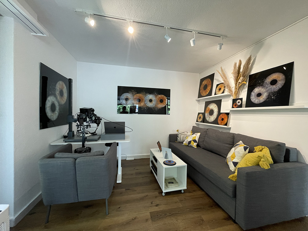 Iris Foto Luzern – Eingangsschild und Logo am Studio